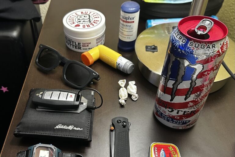 Unhinged vacation carry