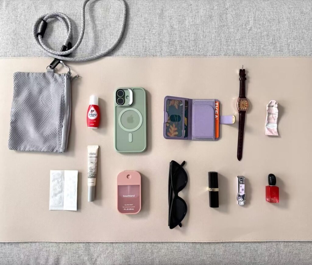 I put together a small EDC bag for my girlfriend with all the things she’s forgotten to bring before.