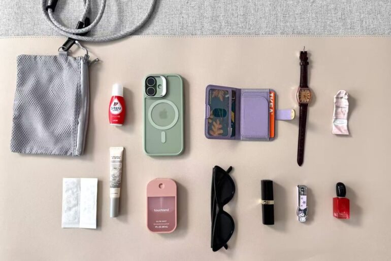 I put together a small EDC bag for my girlfriend with all the things she’s forgotten to bring before.