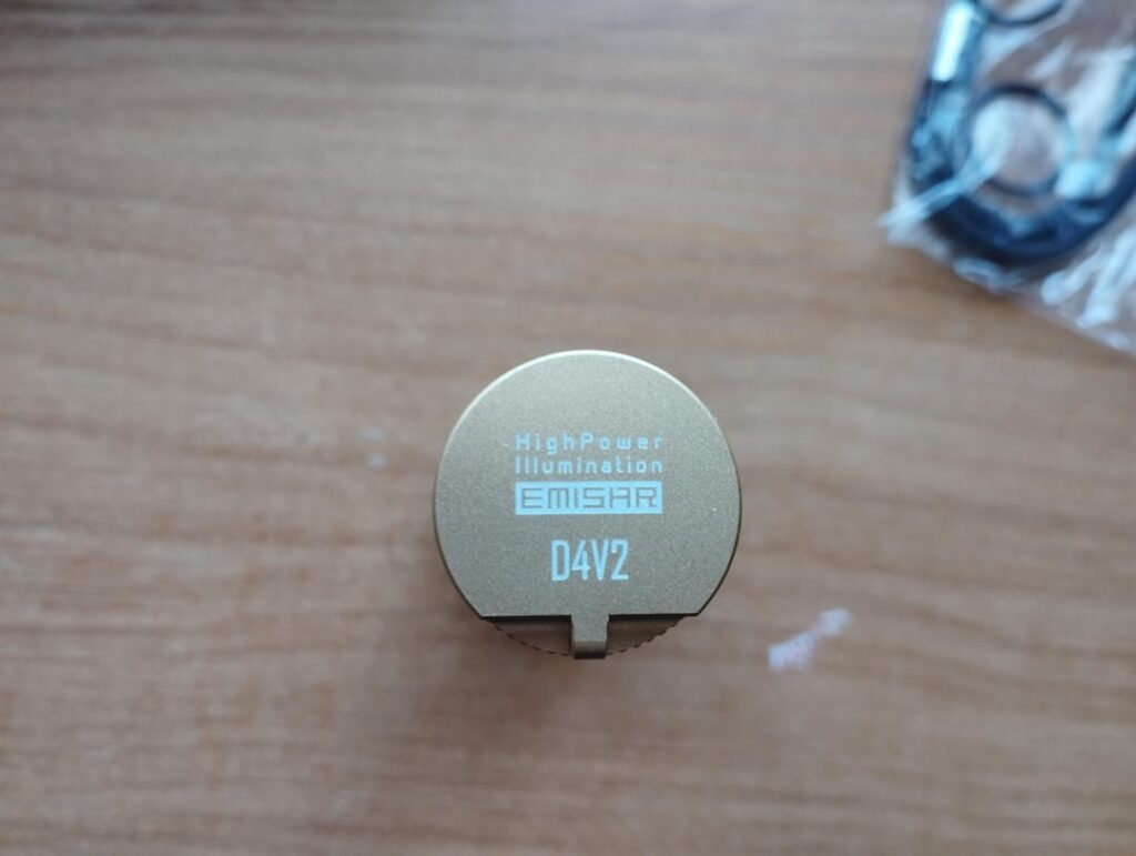 D4V2 high illumination flash light