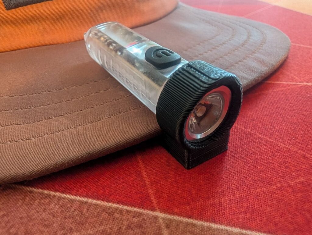 3D printed clip to use aliexpress keychain flashlight as a headlight on a ballcap