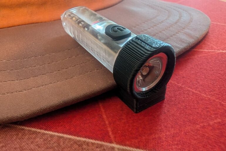 3D printed clip to use aliexpress keychain flashlight as a headlight on a ballcap