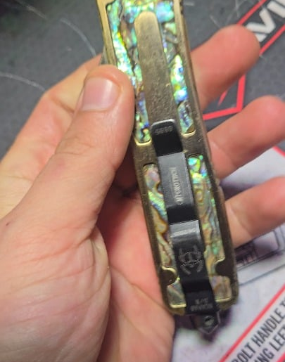 I present to you: 15 year old knockoff microtech OTF which is now illegal in Canada