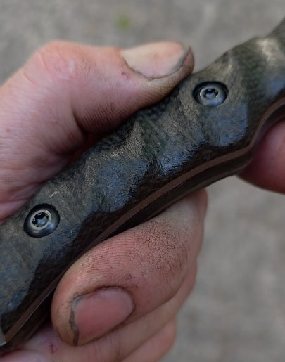 80crv2 and Micarta with Rust bluing overlay finish.👍