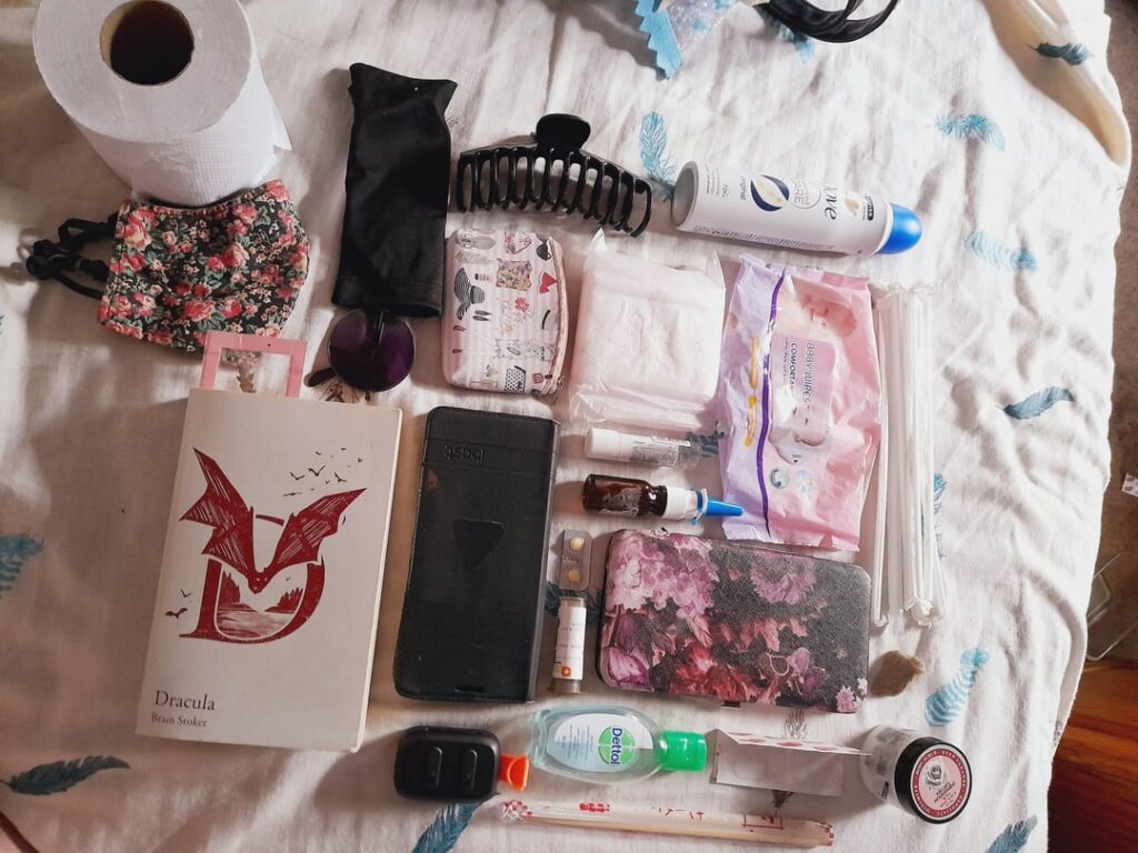 What does my bag and content say about me?🖤🍓