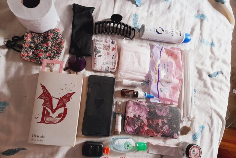 What does my bag and content say about me?🖤🍓