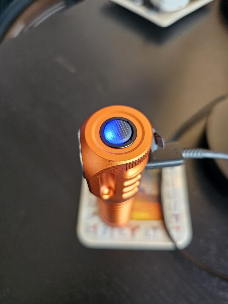 [Wurkkos HD20] Charging indicator LED question - only half of the switch illuminates?