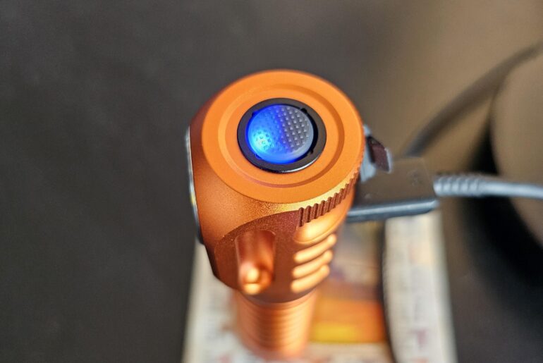 [Wurkkos HD20] Charging indicator LED question - only half of the switch illuminates?