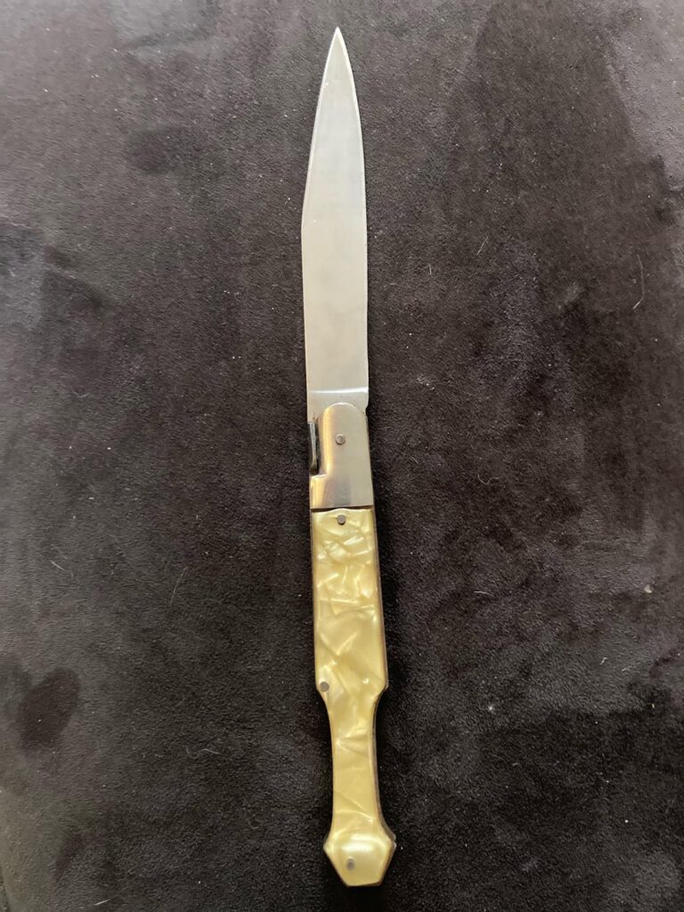 How does it close?