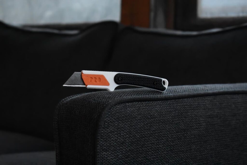 I designed a EDC utility knife with toolless blade change and a pocket sheath