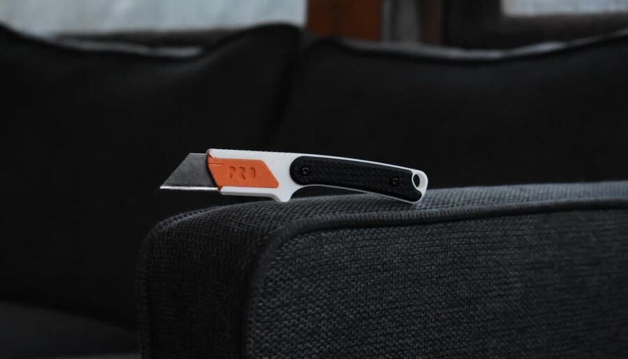 I designed a EDC utility knife with toolless blade change and a pocket sheath