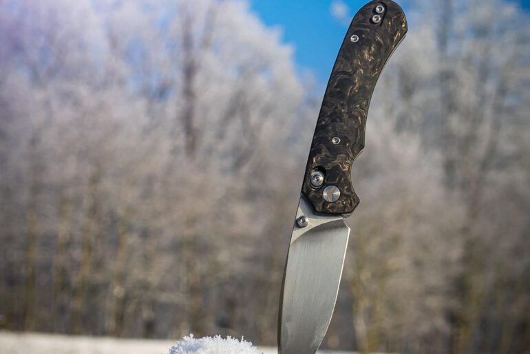 Frosted #carbonfiberfriday with the beautiful ferramonsterknives_usa Spectrum