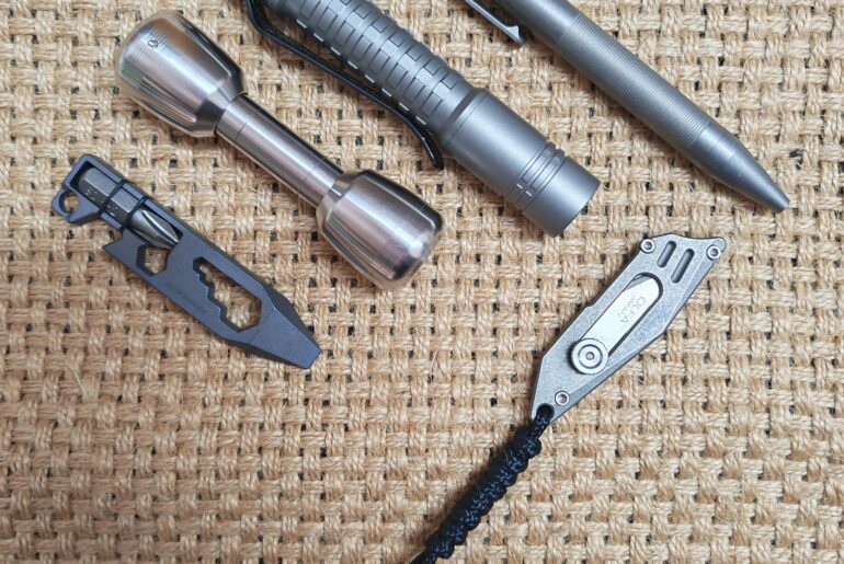 Ink Pen / Ti Pineapple mini from Rey Light / Fidget dumbbell from Jodozorn / Prybar from Titaner / Mini Cutter