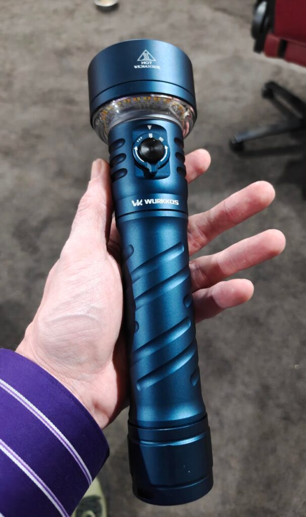 The Wurkkos TS27. Now in blue! Beamshot.