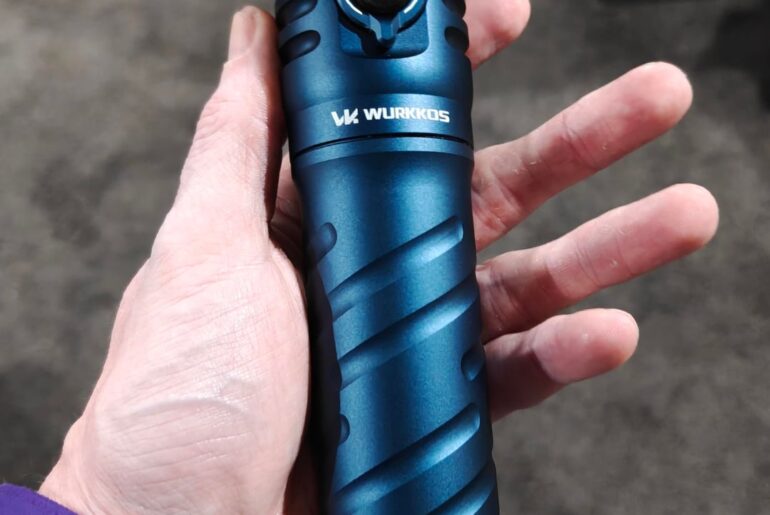 The Wurkkos TS27. Now in blue! Beamshot.