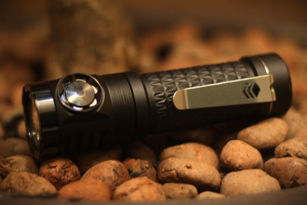 [Review] FireFlyLite Comet X4Q: The flashlight enthusiast compact light cannon