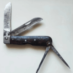 This is an electrician's knife that my Chinese friend's father received when he started working at the factory in 1975. It still works perfectly today. It's unbeatable for shaving, chopping, sawing, awl-wielding, and screwing.