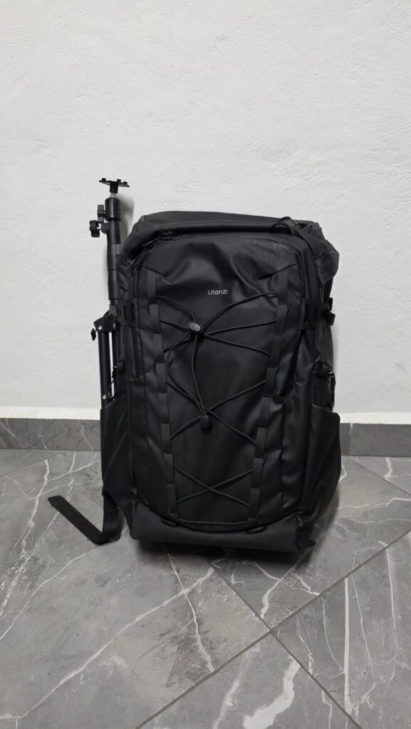 La mochila que uso cada domingo en iglesia. A la hora de tocar la batería.