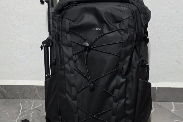 La mochila que uso cada domingo en iglesia. A la hora de tocar la batería.