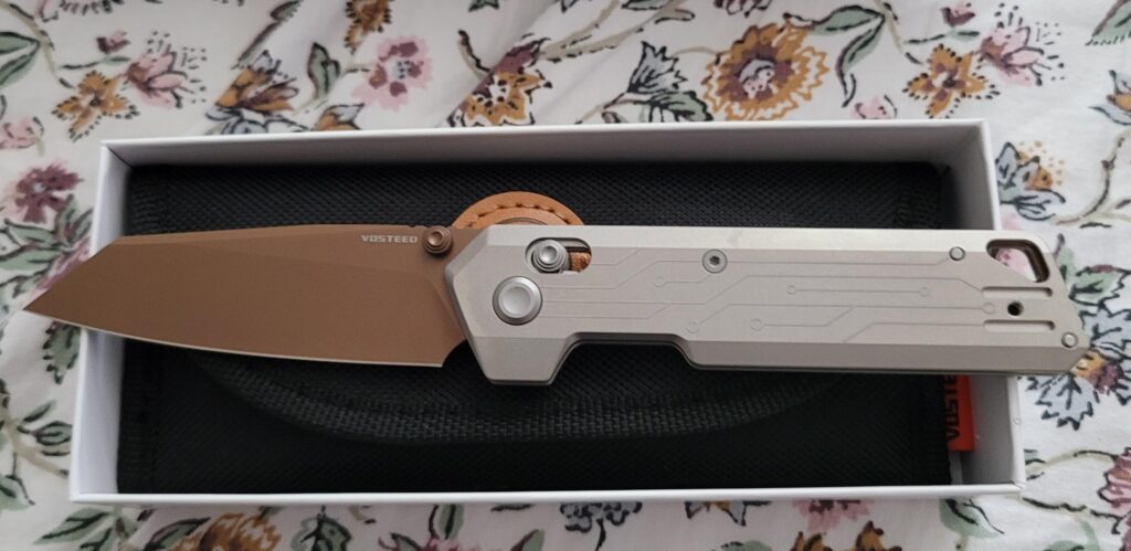 New knife day. Came home to the Parallel from Vosteed. When it is said that it is thin, it really is.