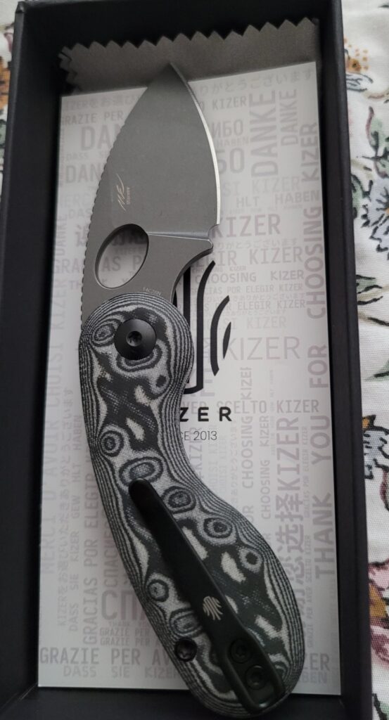 New knife day, the Kizer Microbe. It's a small one but fits well in the hand if you go up into the choil. Paired with my Casio Duro.
