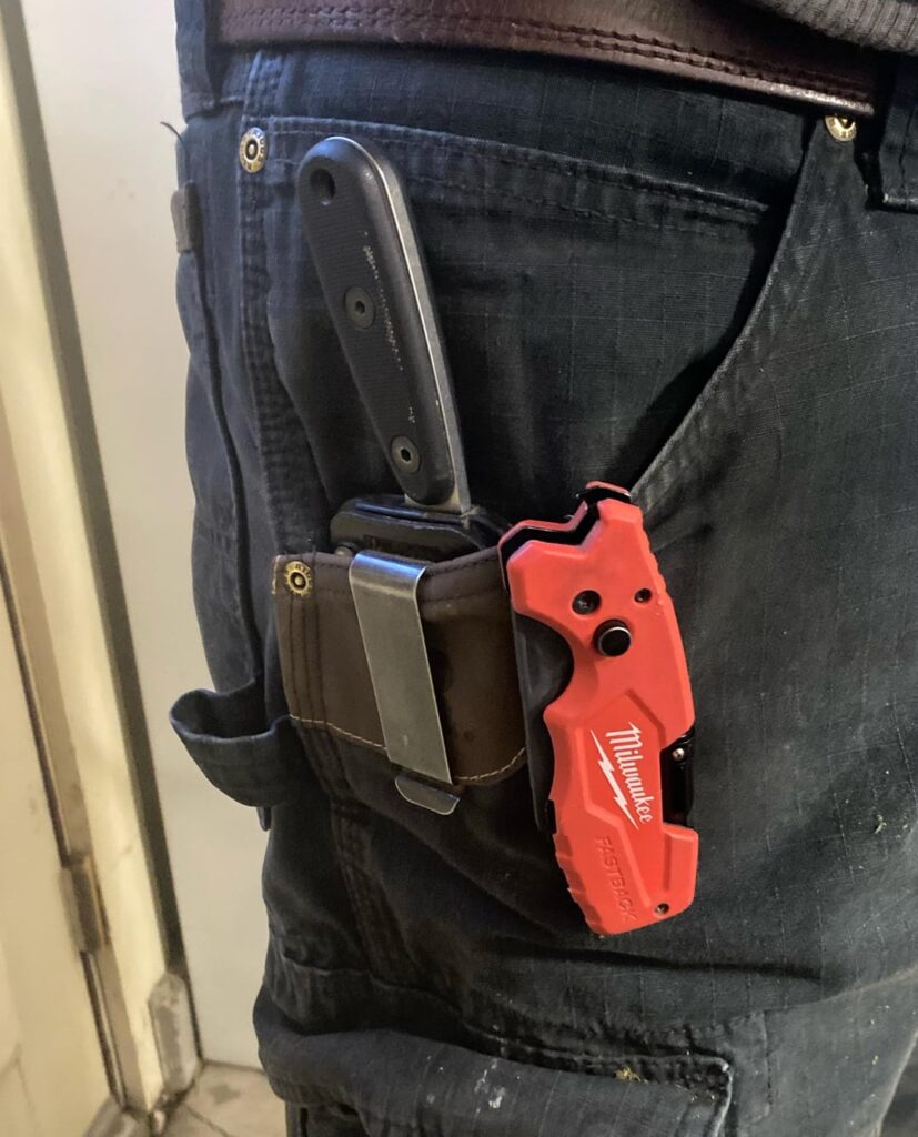 My essentials: a knife, a disposable razor blade and a screwdriver