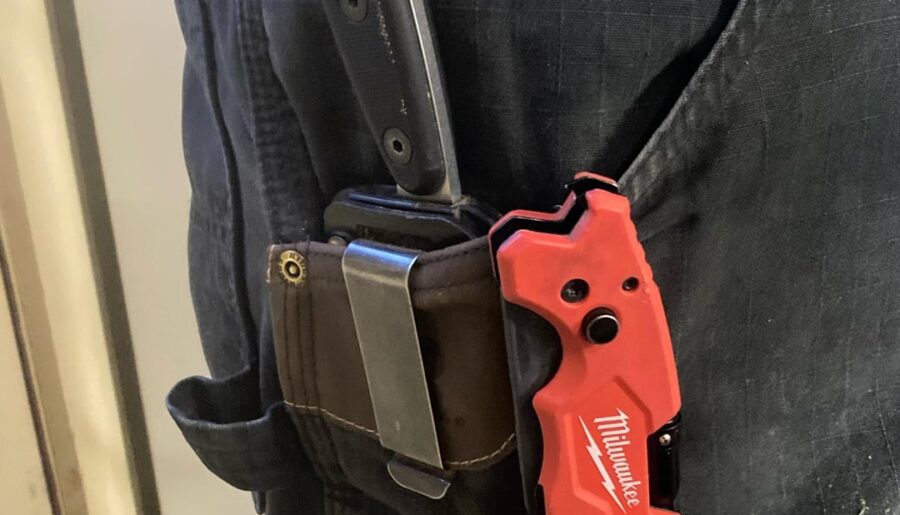 My essentials: a knife, a disposable razor blade and a screwdriver