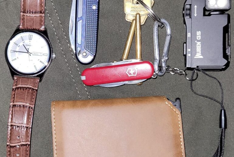 My EDC for work/uni. Trying to be minimalist/discret. All in my pockets.