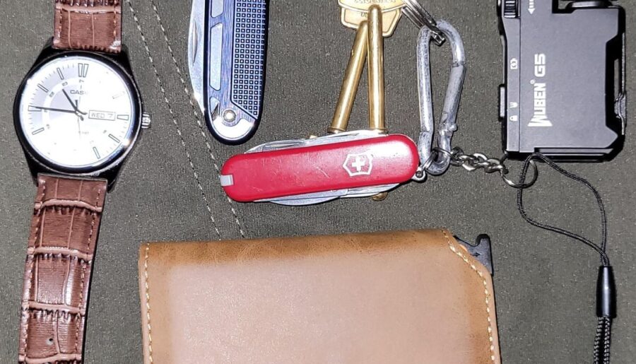 My EDC for work/uni. Trying to be minimalist/discret. All in my pockets.