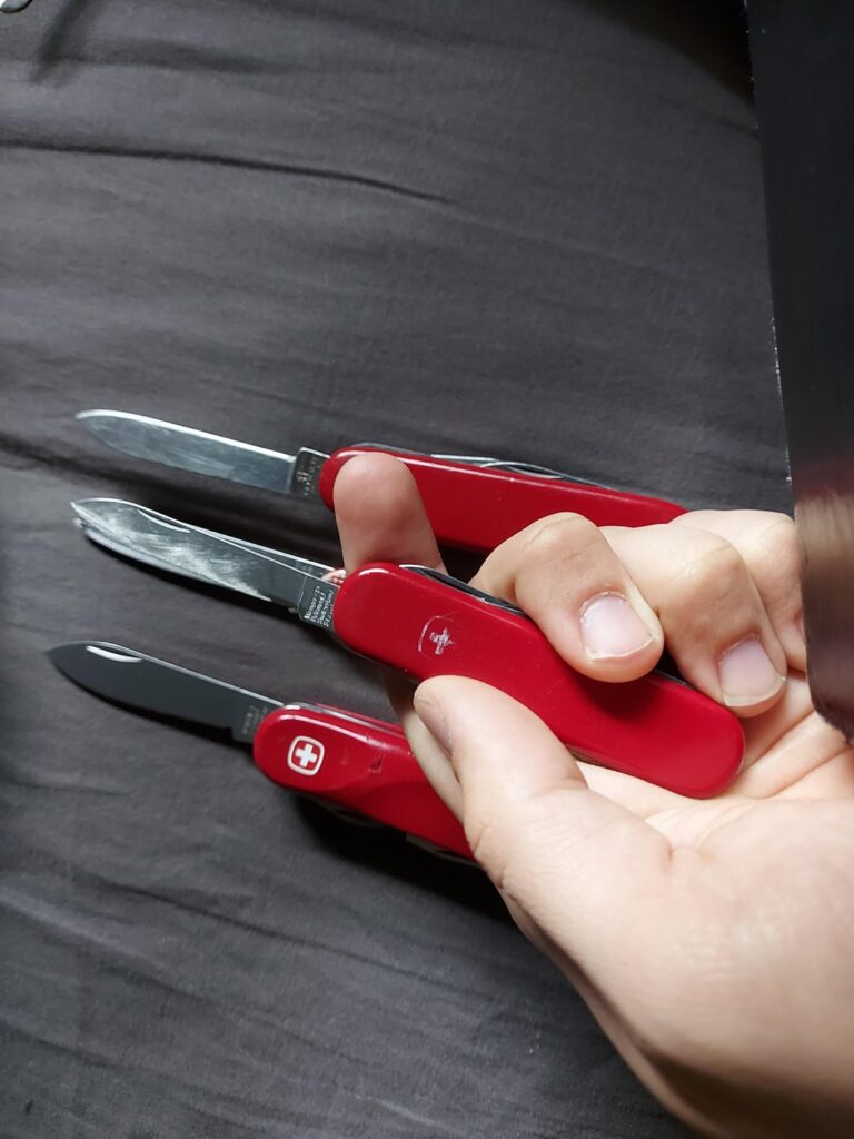 How to make the knife close propeley look at pic 4