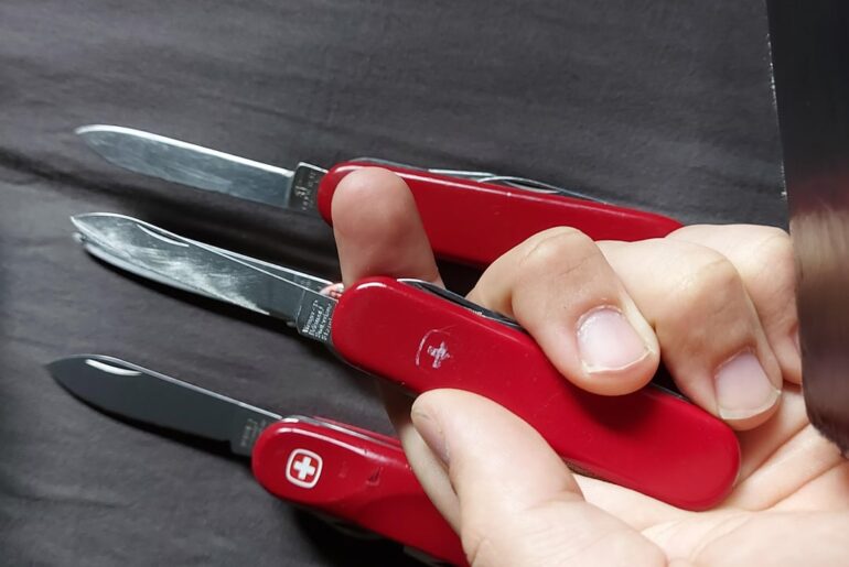 How to make the knife close propeley look at pic 4