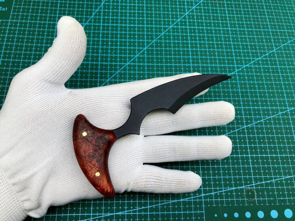 I made this knife a long time ago. And now I'm showing it to you.