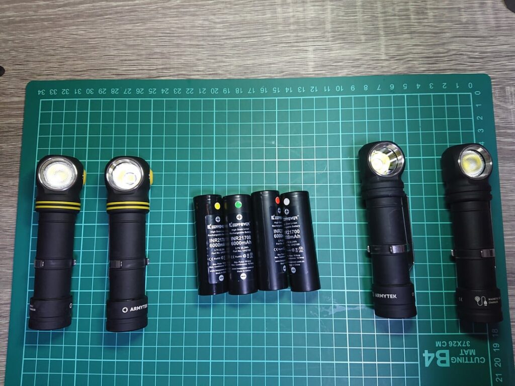 Spring has arrived and it's cherry blossom season, so I used a flashlight to take pictures of the cherry blossoms at night.