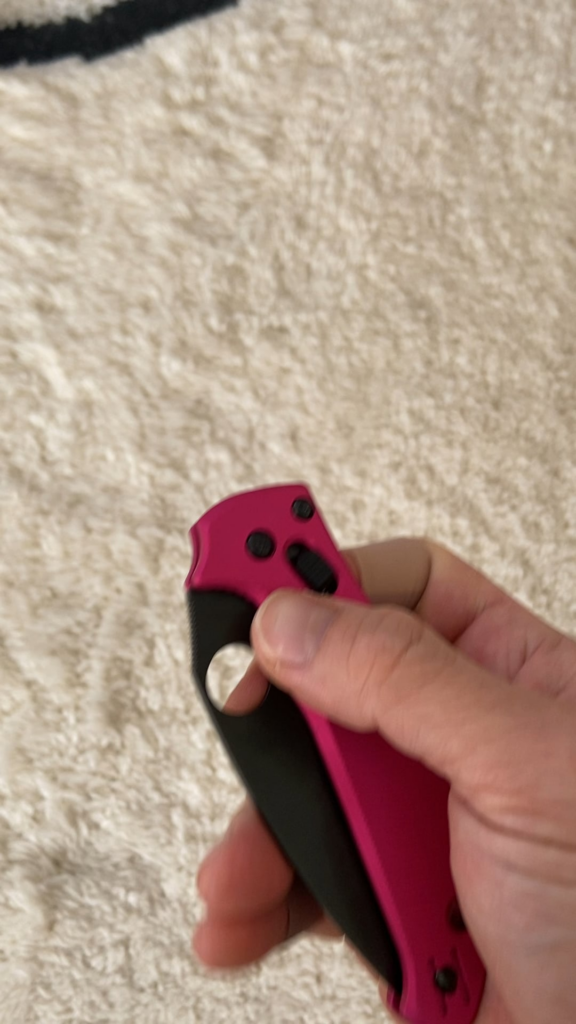 Why is the Spyderco Manix 2 able to achieve such a crisp detent while other crossbar-style locks (Axis, Ram, etc.) seem to be so floppy?