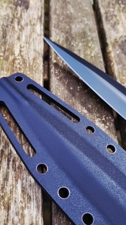 ANV Kamba for my birtday, what a sexy blade! Put my own belt loop on it.