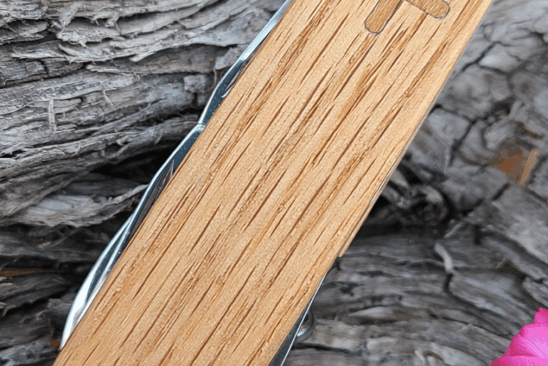 Vibes of spring ... Red oak with cherry inlays on the Victorinox Spartan!