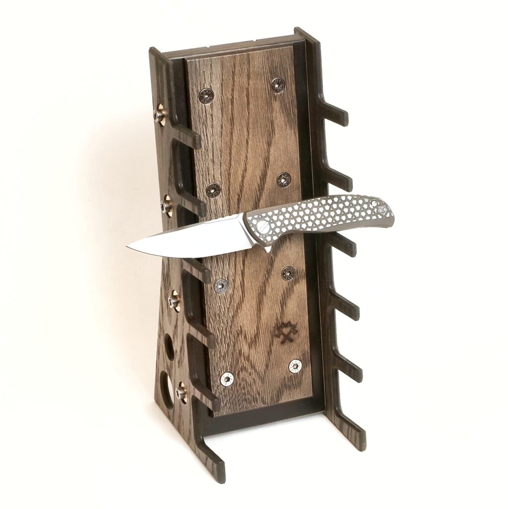 Shirogorov F95 Bear on custom knifestand