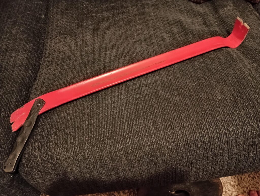 Forgot that 4 inch knives are illegal in my state, so I Drilled + Tapped a wrecking bar to fit my SOCP Folder