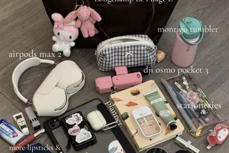What’s in my bag: College student daily carry 🎀