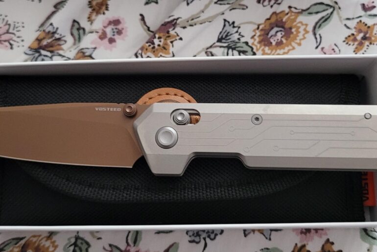 New knife day. Came home to the Parallel from Vosteed. When it is said that it is thin, it really is.