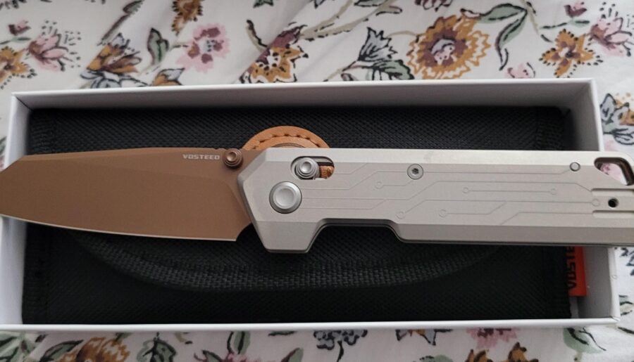 New knife day. Came home to the Parallel from Vosteed. When it is said that it is thin, it really is.