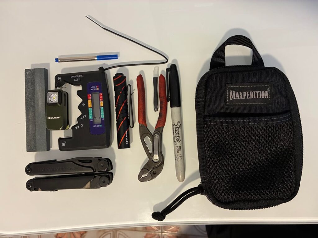 Contenido de mi EDC: /Repuesto de bolígrafo Open mini 2 / Leatherman Wave / Linterna Olight i3TEos / Sharpie / Knipex Cobra / Strap / Olight Oclip Green / Una piedra de amolar / Un probador de baterías / Micro Pocket Organizer