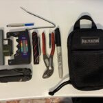 Contenido de mi EDC: /Repuesto de bolígrafo Open mini 2 / Leatherman Wave / Linterna Olight i3TEos / Sharpie / Knipex Cobra / Strap / Olight Oclip Green / Una piedra de amolar / Un probador de baterías / Micro Pocket Organizer