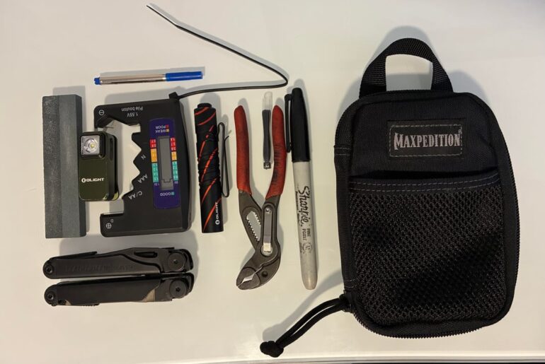 Contenido de mi EDC: /Repuesto de bolígrafo Open mini 2 / Leatherman Wave / Linterna Olight i3TEos / Sharpie / Knipex Cobra / Strap / Olight Oclip Green / Una piedra de amolar / Un probador de baterías / Micro Pocket Organizer
