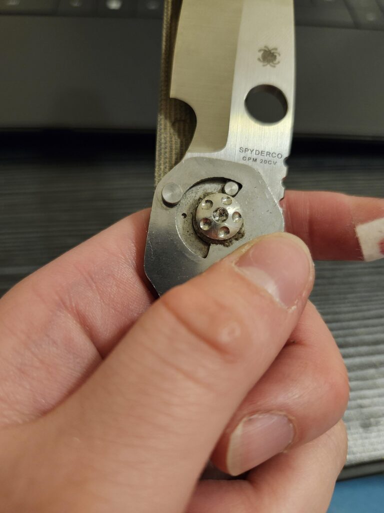 How to get Spyderco Large Pivot Off?