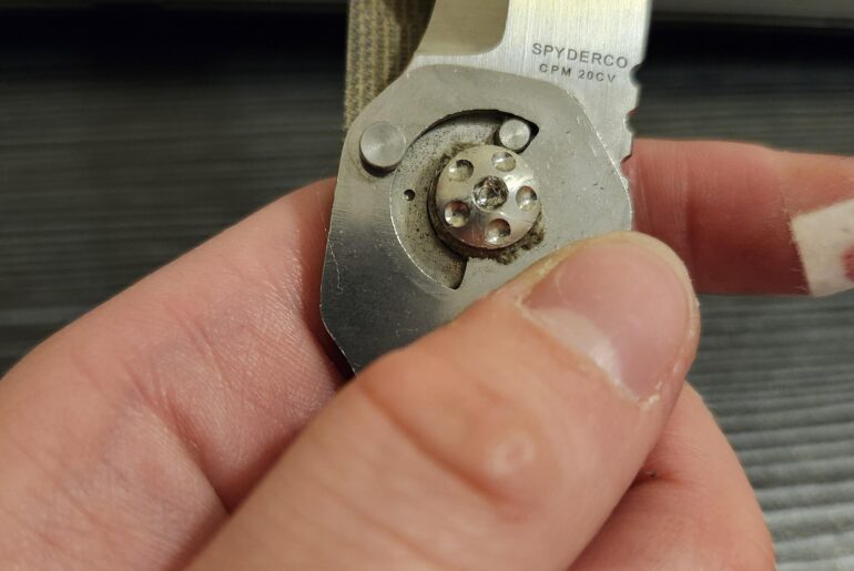 How to get Spyderco Large Pivot Off?