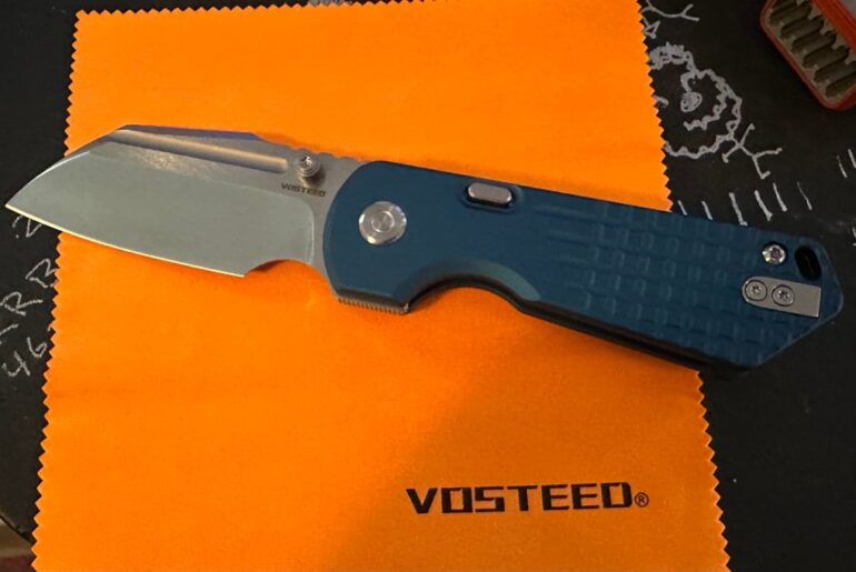 NKD! Vosteed hedgehog blue aluminum and s35vn steel. I gotta say I love that u got this. I miss the back flipper. Too many knives now have gone away from the back flipper. I missed it. Still my favorite deployment method.