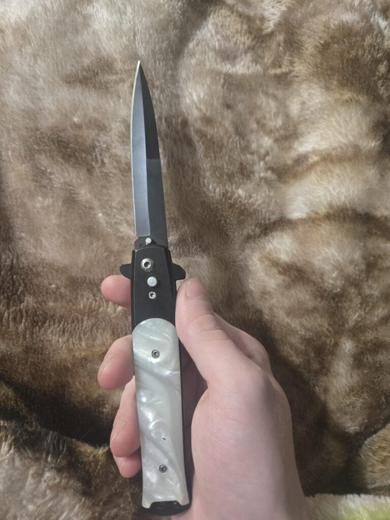 Gas station switchblade