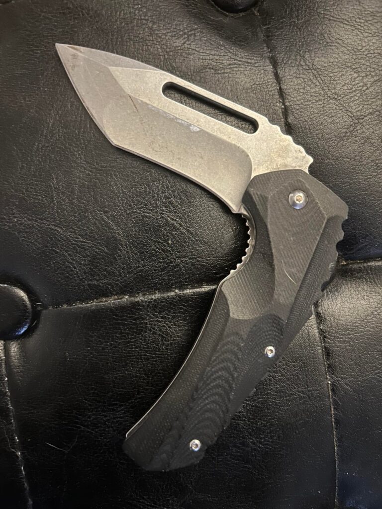 Found this beast flipper I bought long ago and forgot about it. Smooth fast open! Maybe Brous Blades Reloader? It has no markings left. Hmmm