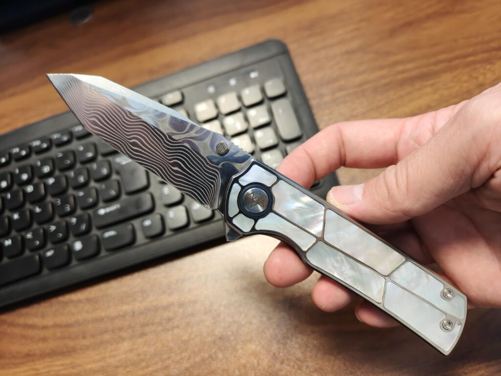 This one’s making me rethink pearl inlays on folders — too dressy, or just the right amount of character?